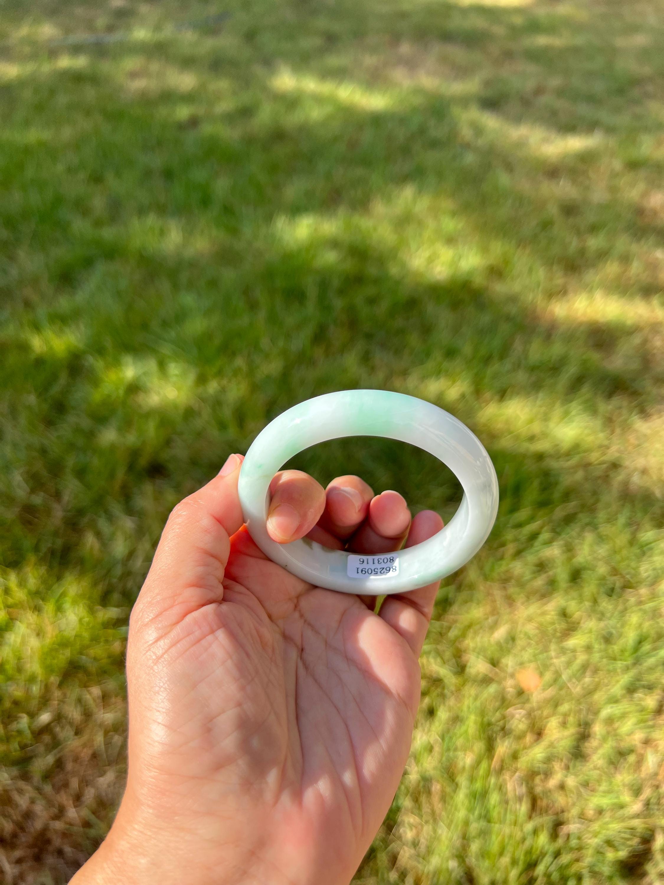 明るい緑色の56.2mm、100%天然グレードAの翡翠バングルブレスレット