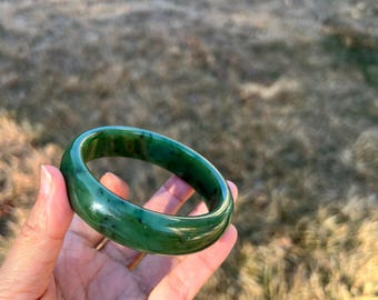 翡翠 彫刻入り バングル　超貴重　ネフライト　内径の直径は6.2cm XXL 63.4 mm 天然グリーンネフライト翡翠バングルブレスレット B729 6