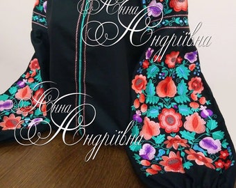 Puede incluir: Blusa negra bordada con un patrón floral en tonos rojos, verdes, azules y morados. El bordado incluye el texto "Янина Андріївна".