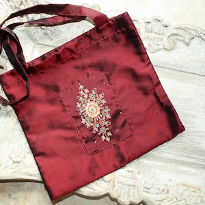 Sac cousu main en sari - soie avec broderie