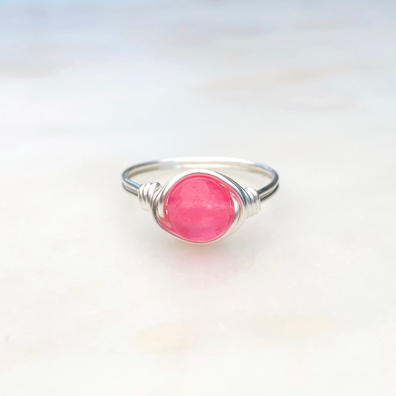 K&ouml;nnte beinhalten: Ein Ring aus Silberdraht mit einem rosafarbenen Edelstein.