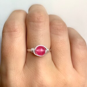 K&ouml;nnte beinhalten: Ein Ring aus Silberdraht mit einem rosafarbenen Edelstein.