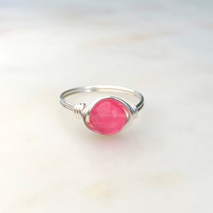 K&ouml;nnte beinhalten: Ein Ring aus Silberdraht mit einem rosafarbenen Edelstein.