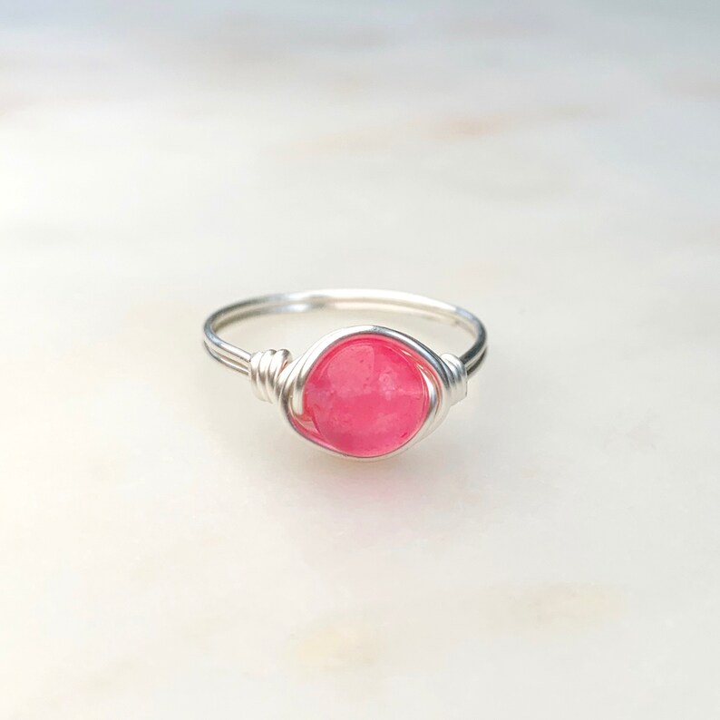 K&ouml;nnte beinhalten: Ein Ring aus Silberdraht mit einem rosafarbenen Edelstein.