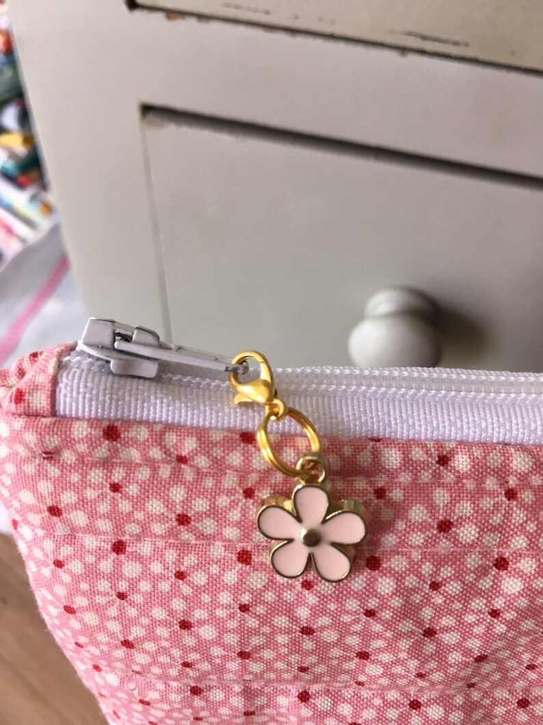Lined /& quilted bag pouch 100/% Tilda Cotton and Laura Ashley linen lovely detail including flower charm zipper pull