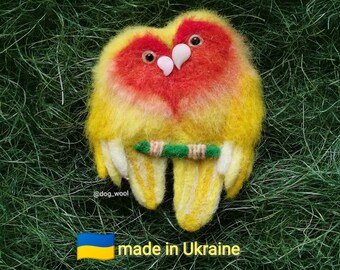 Lovebird parrot, Rosy-faced Lovebird lutino, felted brooch, bird, parakeet,felted Colorful brooch Parrot jewelry,small felt pin, felted pet,