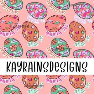 Peut inclure: Motif répété d'œufs de Pâques colorés sur fond rose. Les œufs présentent divers motifs, notamment des fleurs, des étoiles et des carreaux. Le texte "KAYRAINSDESIGNS" est en bas. Des versets bibliques sont écrits autour des œufs.