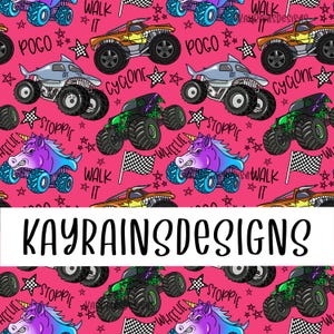 Op de afbeelding: Een roze patroon met monstertrucks, sterren en tekst. De trucks zijn in verschillende kleuren, waaronder groen, oranje en blauw. De tekst bevat woorden als "Pogo", "Cyclone" en "Wheelie". De tekst "KAYRAINSDESIGNS" staat in een witte rechthoek.