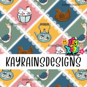 Puede incluir: Un patrón colorido con ilustraciones de pollos, gansos y teteras sobre un fondo de patchwork. El diseño incluye el texto "KAYRAINSDESIGNS" en negrita negra, con una carita sonriente y un arcoíris.
