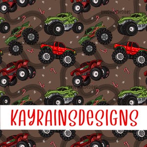 Może przedstawiać: Powtarzający się wzór z czerwonymi i zielonymi monster truckami z dużymi oponami, cukrowymi laskami i gwiazdami na brązowym tle. Tekst "KAYRAINSDESIGNS" jest wyświetlany w białym prostokącie na dole obrazu. Ciężarówki mają świąteczny motyw.