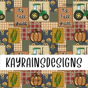 Op de afbeelding: Een patchwork-ontwerp met herfstthema-elementen. Het patroon bevat groene tractoren, pompoenen, maïs en zonnebloemen. De tekst "It's Fall y'all" wordt op verschillende patches weergegeven. Het ontwerp bevat ook de tekst "KAYRAINSDESIGNS".