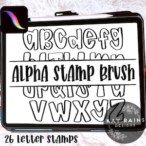 Puede incluir: Una tableta digital muestra un diseño de pincel de sello de alfabeto en blanco y negro. El texto "ALPHA STAMP BRUSH" está centrado, con "26 Letter Stamps" en la parte inferior. El diseño incluye las letras A a la Z.