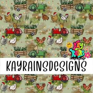 Puede incluir: Un patrón repetitivo sobre un fondo verde claro con pollos de dibujos animados, algunos con gorros de Papá Noel rojos, y tractores rojos o verdes que arrastran carros de madera llenos de pinos. El texto KAYRAINSDESIGNS aparece en el centro.