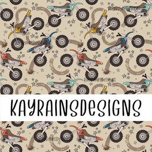 Puede incluir: Un patrón repetitivo de motos de cross coloridas en tonos rojo, azul, amarillo y turquesa, con neumáticos y detalles negros. El fondo es de color beige claro con huellas de neumáticos y estrellas. El texto "KAYRAINSDESIGNS" está en la parte inferior.