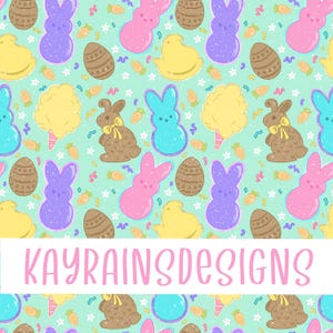 Pode incluir: Um padrão sem costura com ilustrações de tema pascoal em cores pastel. O padrão inclui peeps rosa, azul e amarelo, coelhos de chocolate, algodão doce e ovos de chocolate sobre um fundo verde claro.