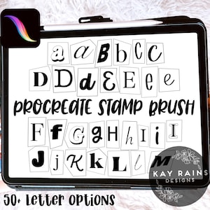Può includere: Un tablet nero mostra un pennello timbro Procreate con oltre 50 opzioni di lettere. Le lettere sono in una varietà di font e stili, ciascuna in un ritaglio bianco. L'icona dell'app Procreate si trova in alto a sinistra.