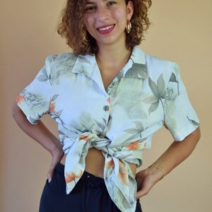 Vintage camisa floral de manga corta, blusa colorida de los años 90, tamaño mediano