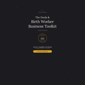 Może przedstawiać: Cyfrowy dokument zatytułowany The Doula & Birth Worker Business Toolkit, a practical guide. Zawiera 125 promptów, siedem pełnych sekcji, 18 przykładowych wyników i 22 strony, z żółtym przyciskiem z napisem INSTANT DOWNLOAD na ciemnym tle.