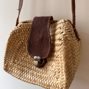 Bolso de mimbre marroquí con tiras largas de piel