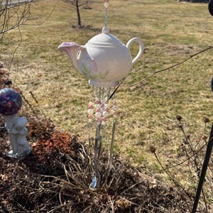 Campanillas de viento con forma de tetera. Cristalería, gres, porcelana fina o cerámica hechas a mano, cubertería vintage. Encantador #480