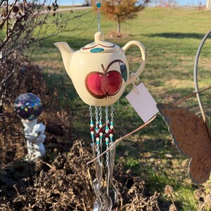 Campanas de viento con forma de tetera. Artículos artesanales de vidrio, gres, porcelana fina o cerámica, cubertería vintage. Precioso n.° 447