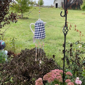 Campanas de viento con forma de tetera. Artículos artesanales de vidrio, gres, porcelana fina o cerámica, cubertería vintage. Precioso n.° 438.