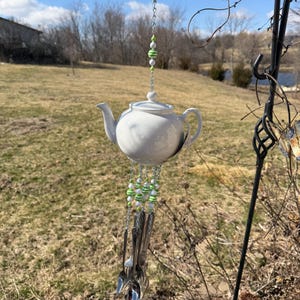 Campanillas de viento con forma de tetera. Cristalería, gres, porcelana fina o cerámica hechas a mano, cubertería vintage. Encantador #484