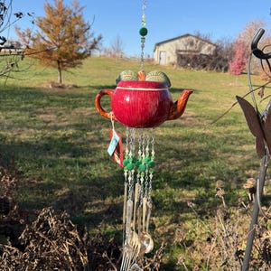 Campanas de viento con forma de tetera. Artículos artesanales de vidrio, gres, porcelana fina o cerámica, cubertería vintage. Precioso n.° 444