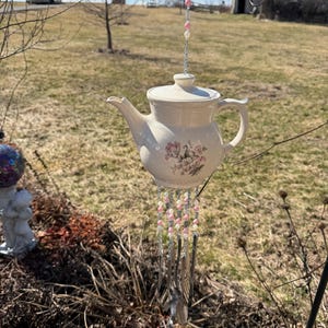 Campanillas de viento con forma de tetera. Cristalería, gres, porcelana fina o cerámica hechas a mano, cubertería vintage. Encantador #479