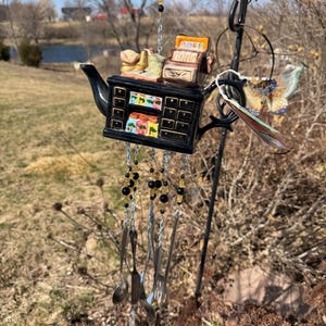 Campanillas de viento con forma de tetera. Cristalería, gres, porcelana fina o cerámica hechas a mano, cubertería vintage. Encantador #476