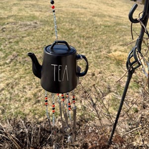 Campanillas de viento con forma de tetera. Cristalería, gres, porcelana fina o cerámica hechas a mano, cubertería vintage. Encantador #477