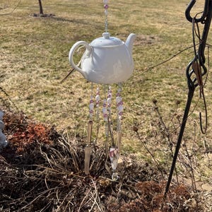 Campanillas de viento con forma de tetera. Cristalería, gres, porcelana fina o cerámica hechas a mano, cubertería vintage. Encantador #486