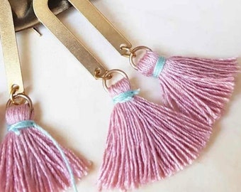 Gold Arch earrings Dusty Pink pompom - Modern and trendy jewellery
