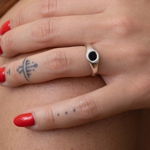 Unique white gold round black onyx signet ring, Unisex onyx pinky ring silver, Black onyx ring for women, 14k gold pinky ring w black onyx