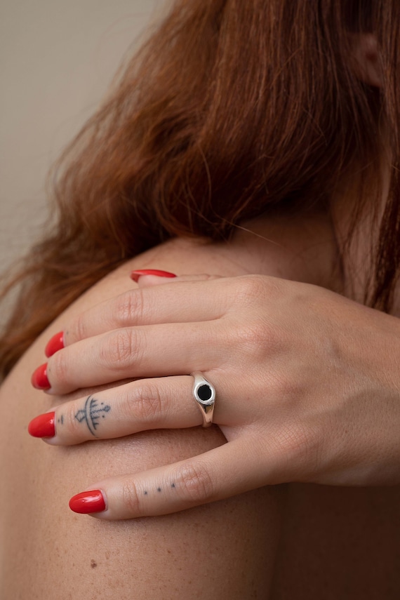 Women's onyx deals signet ring