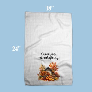 Puede incluir: Toalla de cocina blanca con un dise&ntilde;o de oto&ntilde;o que presenta una peque&ntilde;a casa, calabazas y hojas. El texto "Carolyn's Friendsgiving" est&aacute; impreso en la toalla. La toalla mide 45,7 cm por 61 cm.