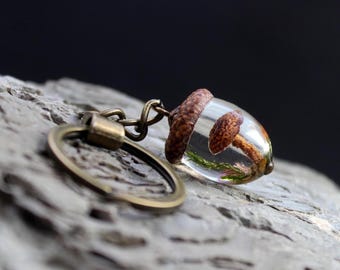 Äkta svamp-ekollon nyckelring: Skogsmossa-harts-amulett