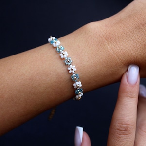 Beaded Flower Bracelet: Blue & White Daisy Floral Jewelry