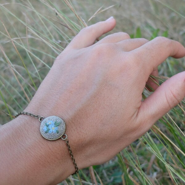 Vergessen Sie mich nicht Armband, bestickt Armband, Wildblumen-Anhänger, Forgetmenot, Stickerei Schmuck, Brautjungfer Geschenk, Boho Armband, Erinnerungsgeschenk