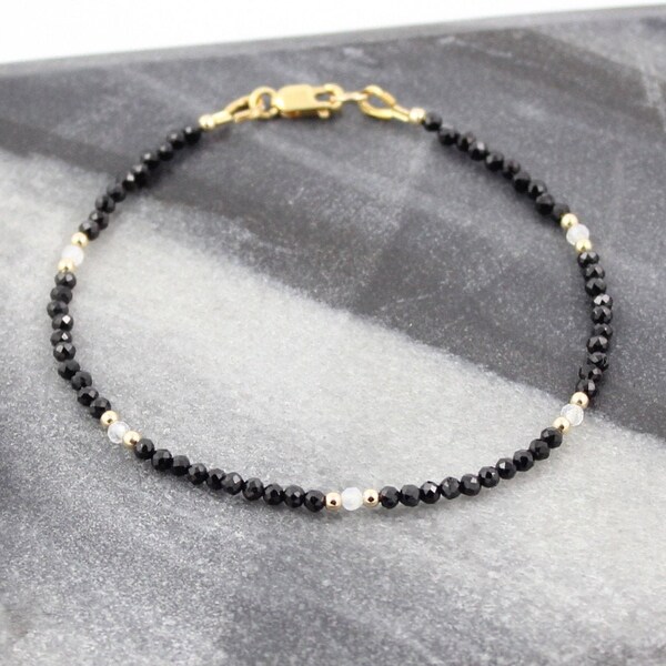 Pulsera minimalista apilable con cuentas de espinela negra, chapada en oro de 14 quilates