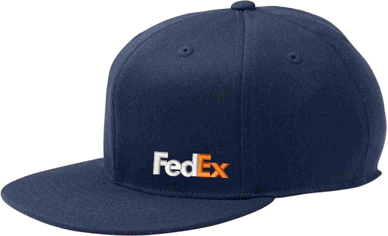 Pode incluir: Um bon&eacute; de beisebol azul marinho com um logotipo FedEx bordado em branco e laranja.