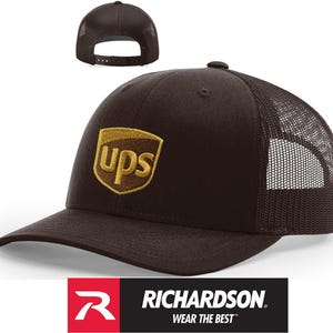 Gorras UPS personalizadas Flex Fit 210 Flat Visor, 6277 Curved, Richardson 112 Brown/Khaki Trucker y 104C Brown Trucker