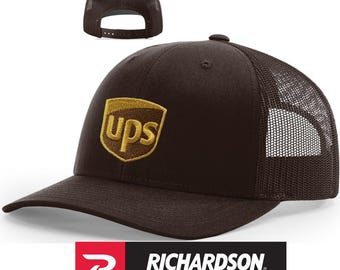 Gorras UPS personalizadas Flex Fit 210 Flat Visor, 6277 Curved, Richardson 112 Brown/Khaki Trucker y 104C Brown Trucker