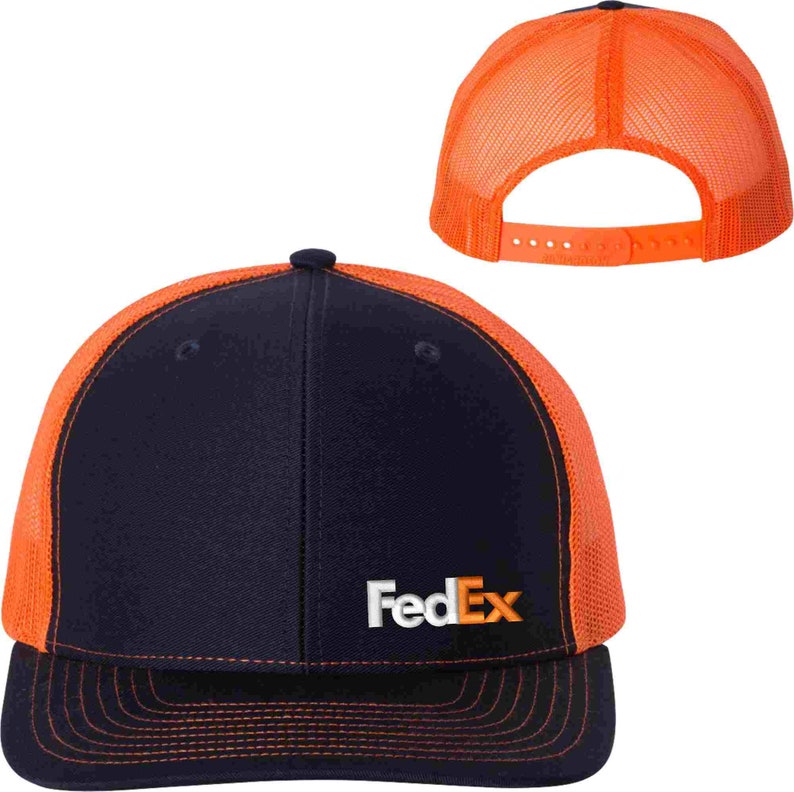 Pode incluir: Um chap&eacute;u de caminhoneiro azul marinho e laranja com um logotipo "FedEx" branco bordado na frente.