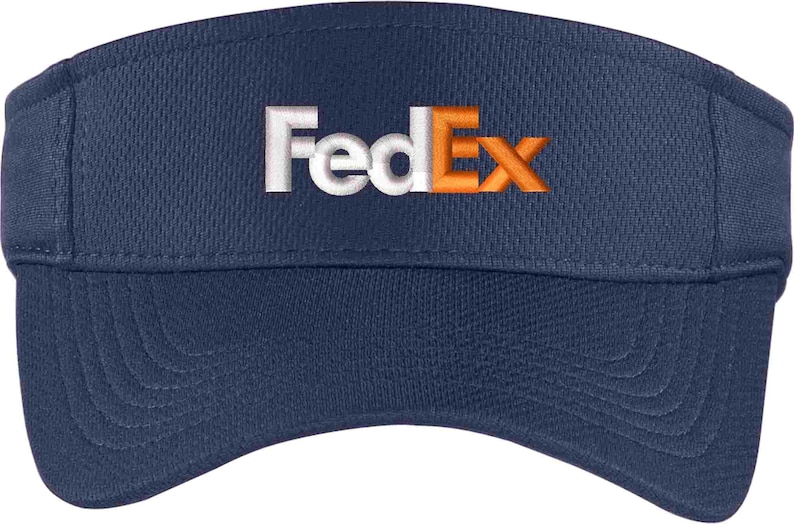 Pode incluir: Uma viseira azul marinho com um logotipo "FedEx" bordado em branco e laranja na frente.