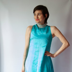 vestido azul-robin assimétrico dos anos 1960