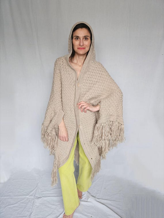 Vintage 70s Hand-knit Hooded Poncho With Fringe – Cozy Boho  display picture 2