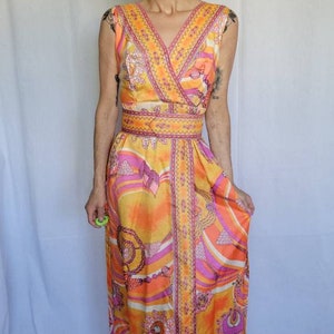 Vibrant 60s Maxi Dress – Psychedelic Print with Matching Belt (XS/S)