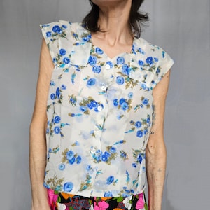 1950s Semi-Sheer Floral Blouse – Delicate Blue Button-Up Sleeveless Top