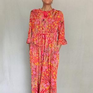 Vintage 70s Dressing Gown – Bright Abstract Floral Maxi Robe with Tie Waist – Size L/XL